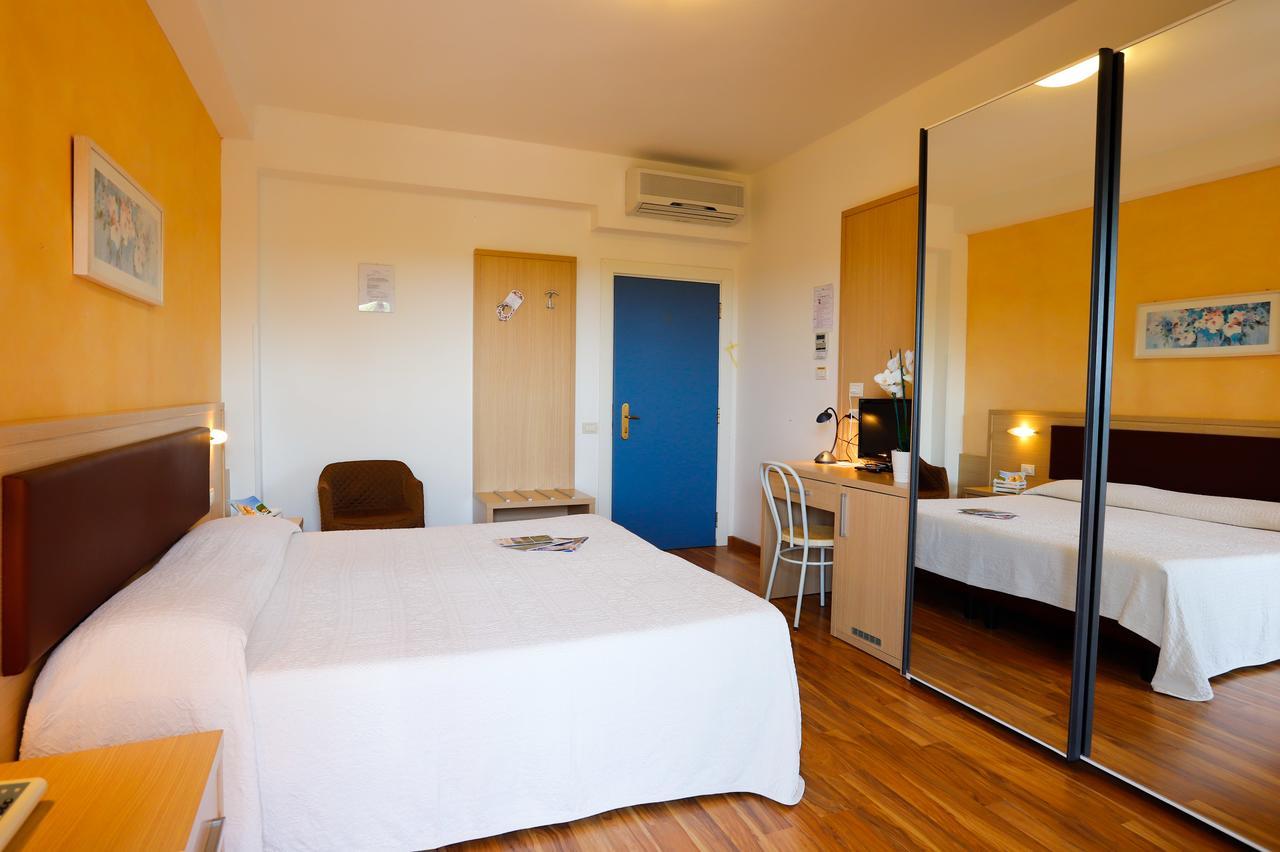 Hotel Grifone Principina a Mare Esterno foto